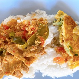 ข้าวราดแกงแพนงหมู,ไข่เจียว