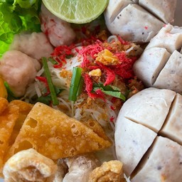 ลูกชิ้นยักษ์ ลูกชิ้นหมูล้วน ก๋วยเตี๋ยวแห้งลูกชิ้นยักษ์