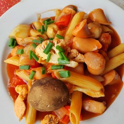 มักกะโรนีผัดไส้กรอก