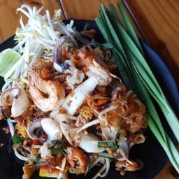 ผัดไทย วุ้นเส้น ทะเล Seafood Pad Thai with Glass Noodles