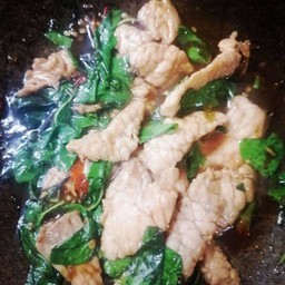 ข้าวราดกระเพราหมูหมัก