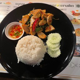หมูยอผัดใบโหระพาราดข้าว