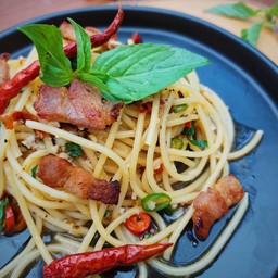 สปาเก็ตตี้เบคอนโฮมเมดพริกกระเทียม