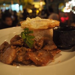 หมูทอดกระเทียมราดข้าว