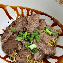 บะหมี่ไข่แก้มวัวตุ๋น