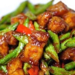ผัดพริกแกงหมูกรอบเป็นกับข้าว