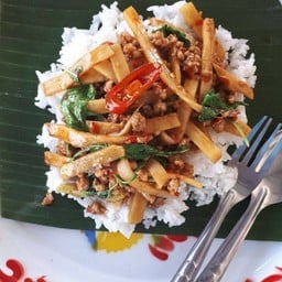 ข้าวกระเพราหน่อไม้หมูสับ