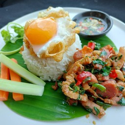 ข้าวกะเพราเบคอนรมควัน