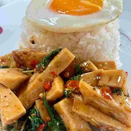 ผัดกะเพราหมูยอ ราดข้าว