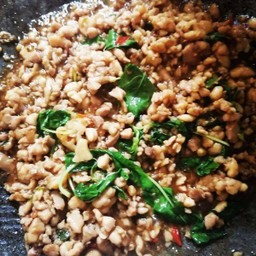 ข้าวราดกระเพราไก่สับ