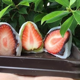 สตอเบอรี่ไดฟูกุเลือกไส้ 3 ลูก