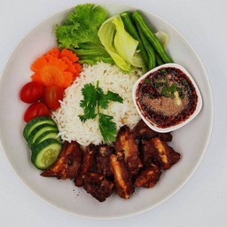 25ข้าวกับซี่โครงหมูทอดกระเทียมกับน้ำจิ้มแจ่ว