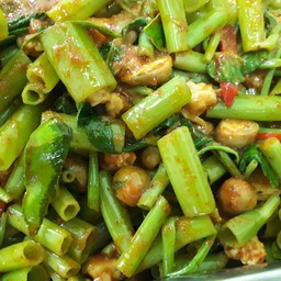 ผักบุ้งผัดพริกแกง