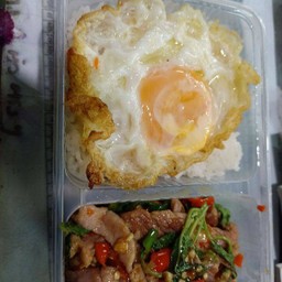 ข้าวกะเพราหมูชิ้นไข่ดาว