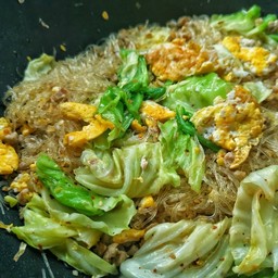 วุ้นเส้นผัดไข่ใส่หมูสับ