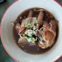 ก๋วยเตี๋ยวไก่ตุ๋นมะระ คุณอุ๋ย