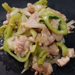 ข้าวราดผัดพริกหยวก