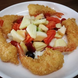 สลัดผลไม้ กุ้งกรอบ