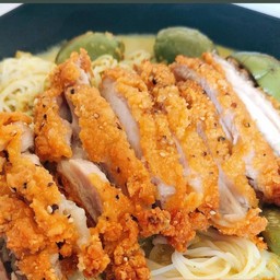 ขนมจีนเขียวหวานไก่กรอบ crispy  chicken green curry with rice noodles