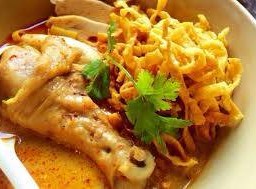 ข้าวซอยไก่ (เส้นหมี่กรอบ )