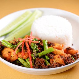 ข้าวหน้าไก่ก้อนทอดเครื่องแกงกรอบ