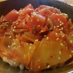 ข้าวหน้าแชลมอนสดกิมจิ