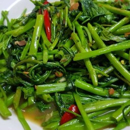 ผัดผักบุ้งราดข้าว (ไม่มีเนื้อสัตว์)