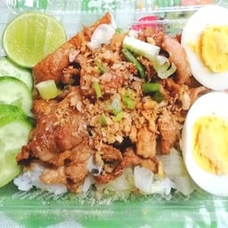 เมนูทอดกะเทียมราดข้าว