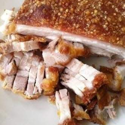 ผัดกะเพราหมูกรอบเป็นกับ