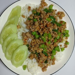 กระเพราหมูสับราดข้าว