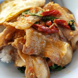 กะเพราหมูสามชั้นสไลด์ ราดข้าว