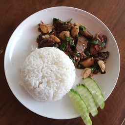 กะเพราเนื้อเปื่อย+ลูกชิ้นเนื้อ