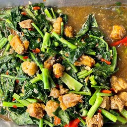 ผัดคะน้าหมูกรอบ