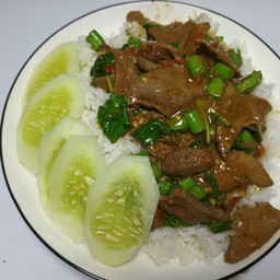 กระเพราตับหมูราดข้าว