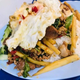 ผัดกะเพราเครื่องในไก่หน่อไม้(ราดข้าว)+ ไข่ดาว 1 ฟอง