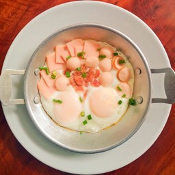 ไข่กระทะ (แฮม+กุนเชียง+ไส้กรอก)