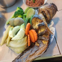 น้ำพริกตาแดง+ผักรวมและปลาดุกย่าง รอเพียงแค่ 10 นาที เสร็จ!!!!!