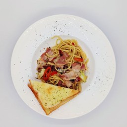 4 สปาเก็ตตี้ผัดพริกแห้งเบคอน