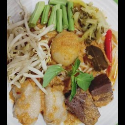 ขนมจีนคุณหญิงและข้าวไข่เจียวไส้ทะลัก