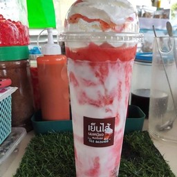 สตอเบอร์รี่โยเกิร์ตปั่นวิปครีมแก้วยีราฟ