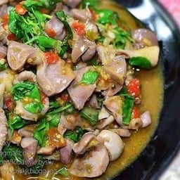 กระเพราเครื่องในไก่เป็นกับ