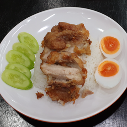 ข้าวไก่ทอด พิเศษ ไข่ยางมะตูม