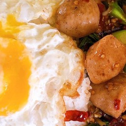 ข้าวคะน้าลูกชิ้นหมู ไข่ดาว