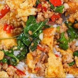 ข้าวราดกระเพราหมูสับไข่ขยี้