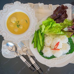 ขนมจีนน้ำยาลูกชิ้นปลาเยาวราช ชุดใหญ่