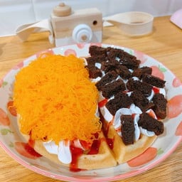 วาฟเฟิล + วิปครีม + บราวนี่ + ฝอยทอง