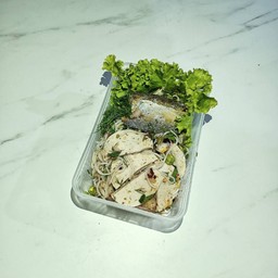 ยำขนมจีน น้ำปลาร้า ใส่หมูยอและปลาทูทอด ได้กินละติดใจ