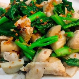 ข้าวคะน้าลูกชิ้นหมู