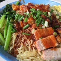 บะหมี่จับกังหมูกรอบ กรอบ