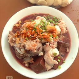 ต้มเลือดหมูเจ้แมวเหมียว นพวงศ์พลาซ่า